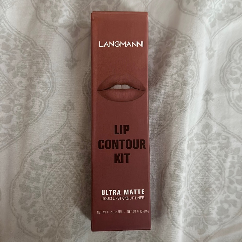 Nude/rosey lip contour kit